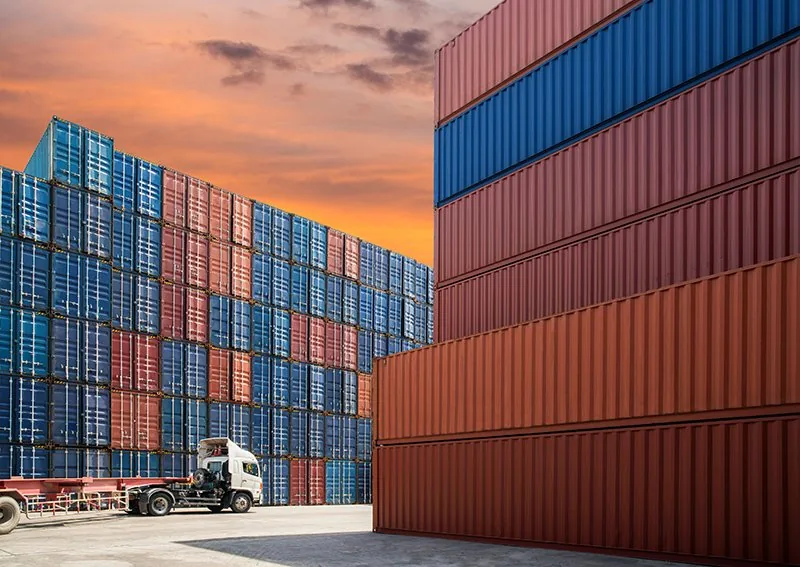 Contenedores marítimos secos apilados en patio multimodal de Guayaquil